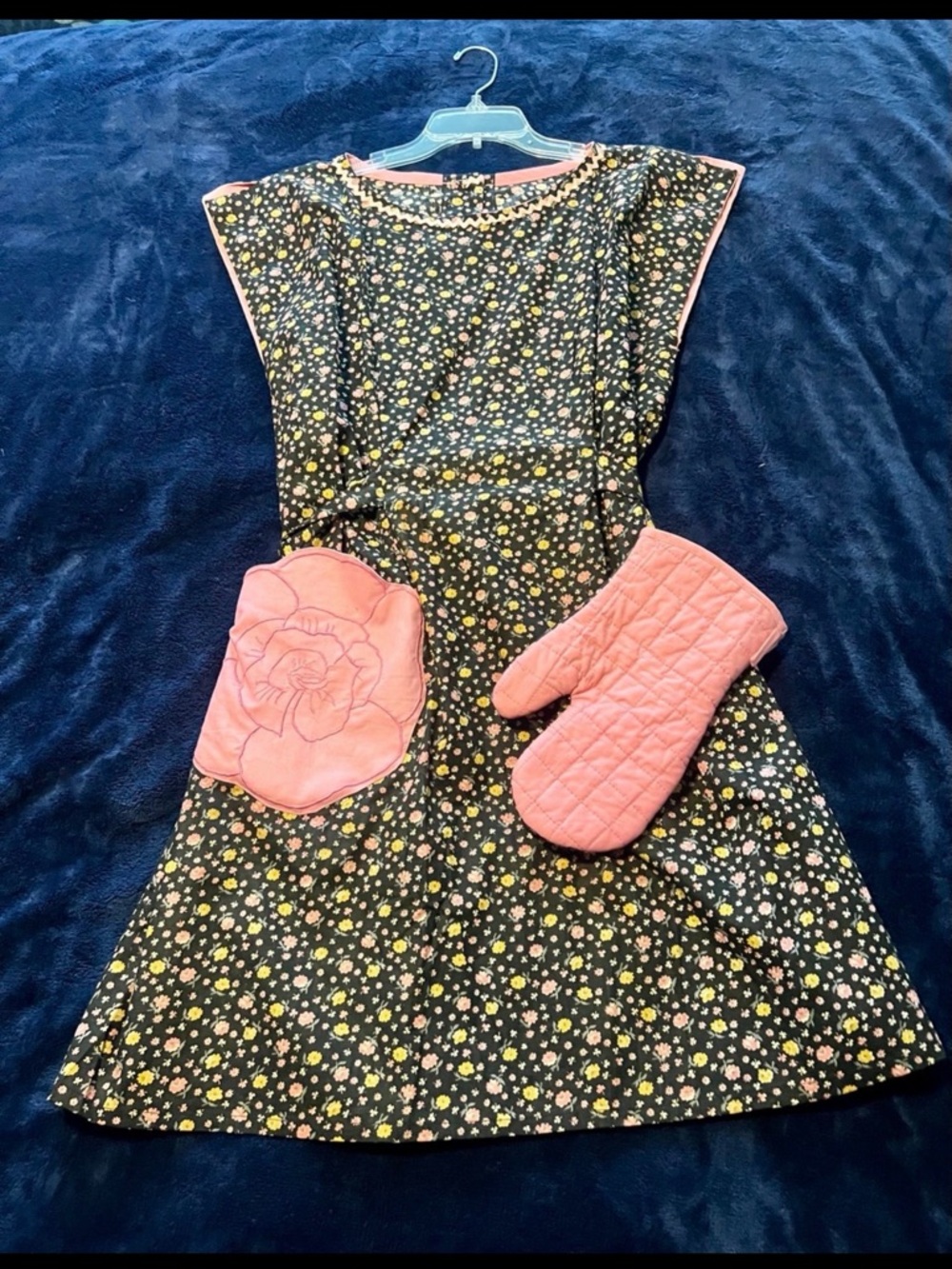 Authentic Vintage 1950’s Full Smock Apron with matching oven mitt One Size XL